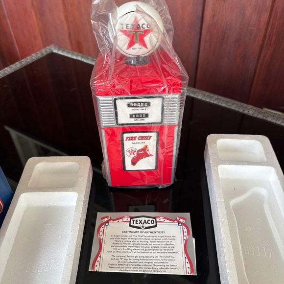Enesco Texaco Fire Chief Gas Pump Collectible Savings Bank Novelty Red NIB - Picture 3 of 3